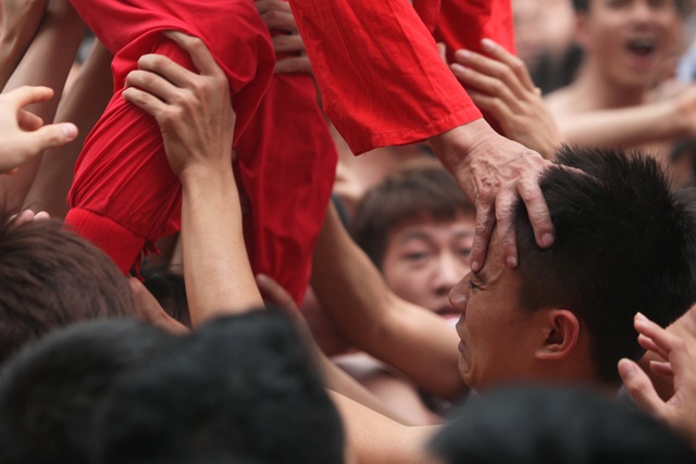 Sức mạnh "đội quân đánh giặc ngoại xâm" ở hội pháo Đồng Kỵ - 12
...đảm bảo không được phép để cho ông đám ngã trong bất cứ tình huống nào.