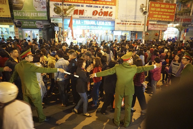 Hàng nghìn người ngồi lòng đường "giải hạn" đầu năm - 11
Buổi lễ kéo dài khoảng 40 phút. Khi kết thúc, lực lượng chức năng phải rất tập trung để giữ trật tự.