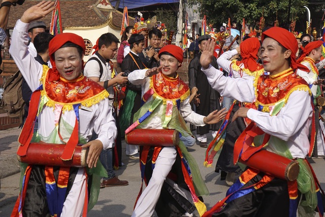 Trai Hà Nội lả lơi giả gái trong điệu múa trống bồng - 13
Ngoài việc bôi son đánh phấn, thời xưa, các vũ công còn nhuộm răng đen hạt huyền để nhìn cho thật giống nữ. Nay theo nhịp sống hiện đại, màu răng đen của các nam vũ công giả gái không còn.
