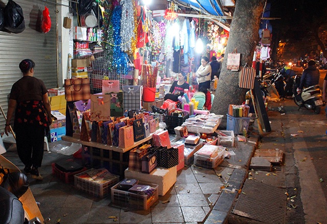Hà Nội: Hàng quán “bủa vây” lòng đường, vỉa hè trong đêm - 10
Hàng Mã, tình trạng lấn chiếm vỉa hè vẫn không giảm so với buổi sáng.
