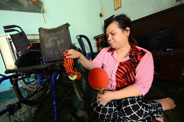 Tấm lòng vàng của nữ vận động viên khuyết tật - 12 Cây vợt là người bạn thân thiết của chị giờ chỉ là kỷ vật gợi nhớ một thời chị căng sức hạ đối phương.
