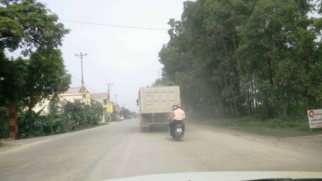 Ninh Bình: “Tập đoàn” xe quá tải tung hoành, tỉnh lộ “gồng mình” chống đỡ! - 7 Người tham gia giao thông trên đoạn đường từ ngã 3 Gián Khẩu đến thị trấn Me thường xuyên phải chịu cảnh ô nhiễm, bụi đất bay mù mịt.