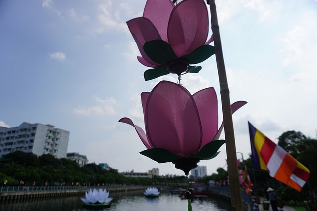 Sài Gòn rực rỡ cờ hoa đón mừng đại lễ Phật đản - 13 Bờ kè dọc kênh Nhiêu Lộc – Thị Nghè, hàng hoa đăng hình hoa sen được treo san sát đã trở thành mỹ cảnh thu hút nhiều người dân đến tham quan