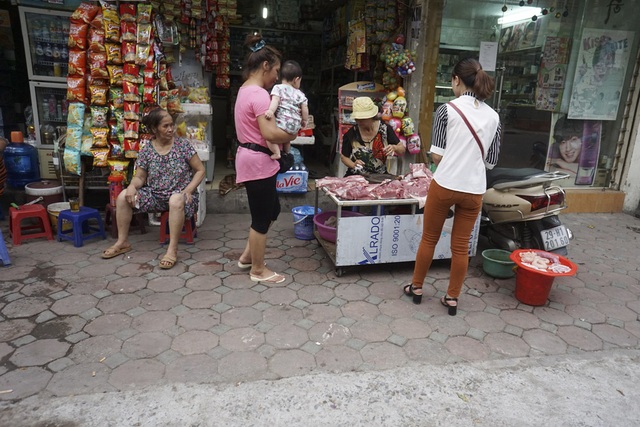 Những quầy hàng tái chiếm vỉa hè trên phố Thái Thịnh.
