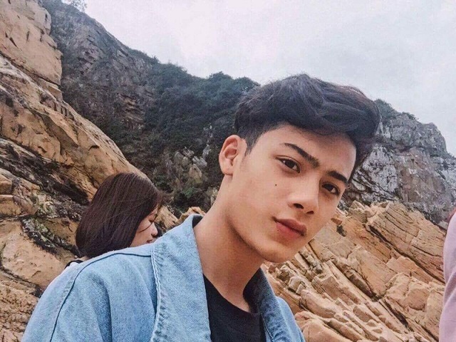 Hot boy 10X có "bụng 6 múi" được cộng đồng mạng rần rần tìm kiếm - 6 Bất ngờ được mọi người quan tâm, Hiếu cho biết bản thân thực sự cảm thấy hoang mang vì không ngờ một người bình thường như Hiếu lại được mọi người biết đến. “Mình không tin lại nổi như vậy”, Hiếu nói.
