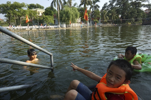 Dân làng "chế" ao thành bể bơi cho trẻ nhỏ - 13 Đây có thể nói là một mô hình dễ thực hiện cho những vùng thôn quê chưa có khi kinh phí xây dựng bể bơi mà vẫn hệ sinh thái cho môi trường sống.