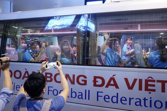 Hàng trăm người chào đón đội tuyển nữ Việt Nam chiến thắng trở về - 14 Những tiếng hò reo vẫn còn với theo khi các cô gái vàng đã yên vị trên xe chuẩn bị rời sân bay.