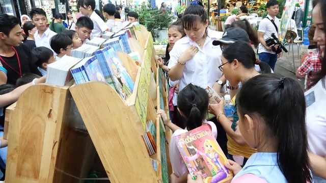 “Con hạnh phúc khi đến đây, vì con được quan tâm” - 12 Theo bà Quách Thu Nguyệt, Trưởng BTC lễ hội thì ngoài các hoạt động vui chơi giải trí thì có bố trí thêm tủ sách Tín Nhiệm phục vụ việc đọc và tặng sách miễn phí cho các bé