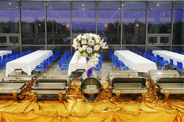 Bên trong Trung tâm báo chí APEC có sức chứa 3.000 người - 9
Tầng 2 là khu vực ăn uống, đủ chỗ cho 500 người cùng lúc. Các nhà báo sẽ được phục vụ bữa ăn buffet vào buổi trưa và buổi tối.