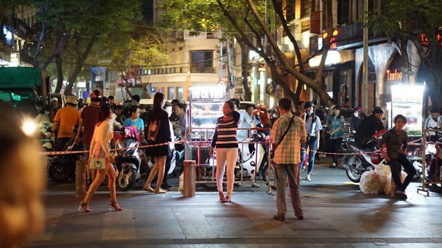 Phố đi bộ Nguyễn Huệ nhếch nhác vì... rác, hàng rong - 13 Một lực lượng hàng rong hùng hậu bên ngoài rào chắn