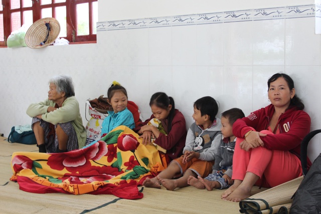Ngay sau Noel, người miền Tây nháo nhào chạy bão - 12
Người dân Bến Tre tránh bão 16