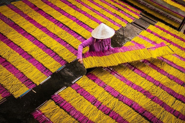 Những hình ảnh xuất sắc của nhiếp ảnh gia Việt đăng trên National Geographic - 13 Một người phụ nữ đang phơi hương thành phẩm ở Tây Ninh. Đây là công đoạn cuối cùng của nghề làm hương truyền thống.