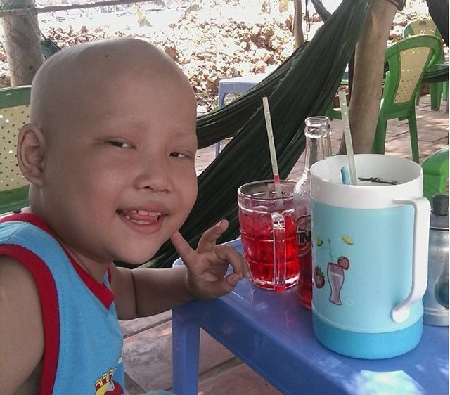 Cha nhẫn tâm bỏ đi biệt tích khi con trai phát bệnh ung thư máu - 5 Dù bệnh tật, Nam vẫn vui vẻ yêu đời và mong sớm lành bệnh để được đi học