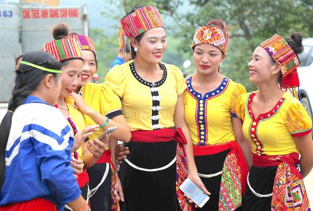 Trưởng Ban Nội chính Trung ương tặng quà, múa lăm vông cùng dân bản - 9 Người dân bản Trung Hương được gặp gỡ và giao lưu cùng lãnh đạo Trung ương về dự lễ.