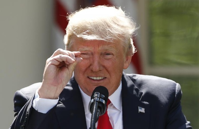 6 tháng đầu tiên đầy "sóng gió" của Tổng thống Trump tại Nhà Trắng - 13
Ông Trump tuyên bố Mỹ rút khỏi Hiệp ước Paris về biến đổi khí hậu tại Vườn Hồng, Nhà Trắng ngày 1/6/2017. Quyết định của ông đã gây nên làn sóng tranh cãi và chỉ trích từ dư luận và nguyên thủ các nước. (Ảnh: Reuters)