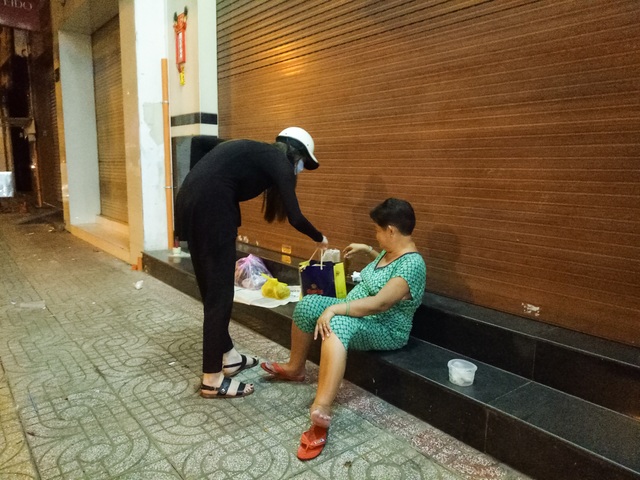 Hồ Ngọc Hà đi xe máy trao quà người cơ nhỡ lúc nửa đêm - 7 Hồ Ngọc Hà đi xe máy trao quà người cơ nhỡ lúc nửa đêm - 7