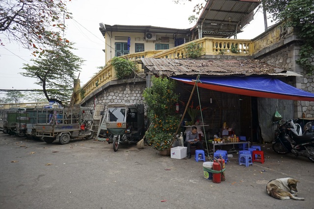Hà Nội bình dị trong ngày đầu năm Đinh Dậu - 14 Dãy xe chở hàng xếp hàng dài bên một quán nước chè với lọ hoa, cây quất tại ga Long Biên.