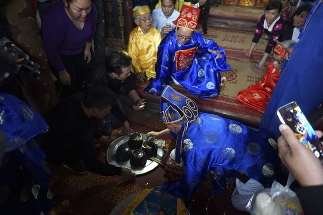 Sôi động trong khói lửa hội thổi cơm thi Thị Cấm - 14 Cơm được cho là ngon phải dẻo, không cháy, mở vung thơm nức.