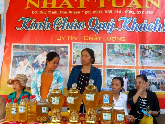 Quảng Nam: Tưng bừng khai hội dinh Bà Chiêm Sơn - 14 Rượu tằm đặc sản của làng Chiêm Sơn