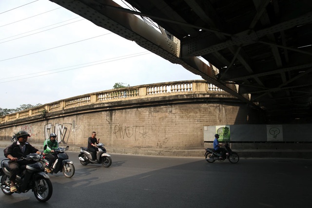 Một mảng tường của đường dẫn lên cầu trên phố Trần Nhật Duật.