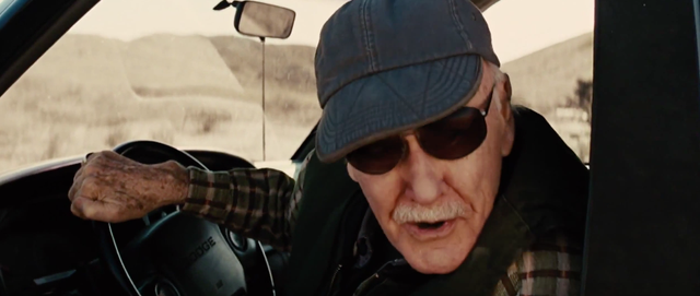 Stan Lee “âm mưu” kéo cây búa của Thần Sấm Thor đi bằng xe tải nhưng không thành công. Cảnh phim trong “Thor” (Thần Sấm Thor - 2011).