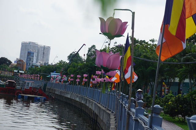 Sài Gòn rực rỡ cờ hoa đón mừng đại lễ Phật đản - 14 Bờ kè dọc kênh Nhiêu Lộc – Thị Nghè, hàng hoa đăng hình hoa sen được treo san sát đã trở thành mỹ cảnh thu hút nhiều người dân đến tham quan