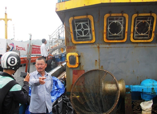 Bình Định: Những hình ảnh “tố cáo” tàu vỏ thép đóng thép Trung Quốc? - 3 Ngư dân Nguyễn Văn Lý (trú xã Mỹ Đức, huyện Phù Mỹ, Bình Định), chủ tàu vỏ thép BĐ 99004 TS, cho biết: “Theo hợp đồng tàu được đóng bằng thép Hàn Quốc nhưng không hiểu Công ty TNHH Đại Nguyên Dương lại dùng thép Trung Quốc để đóng nên tàu bị rỉ sét, hư hỏng… Bây giờ chúng tôi muốn đăng kiểm lại nhưng không thể được”.