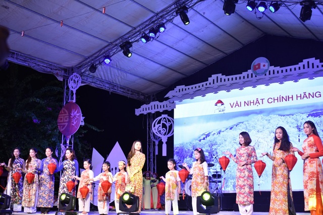 Ấn tượng đêm khai mạc giao lưu văn hóa Hội An - Nhật Bản - 14 Biểu diễn thời trang áo dài vải Nhật Bản-Nhóm May TPHCM