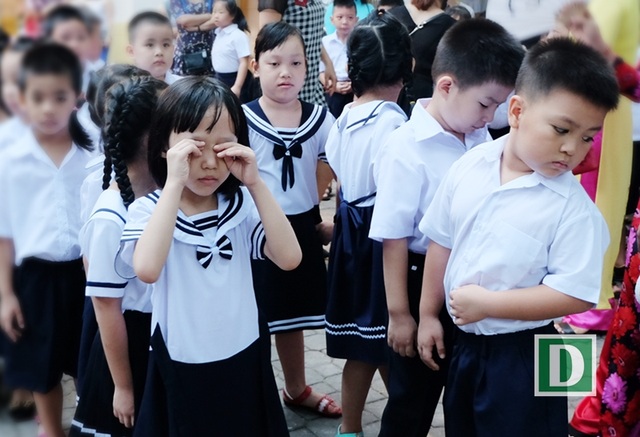 Ngộ nghĩnh bé lớp 1 trong ngày khai giảng - 6
Bé vẫn còn dụi mắt cho tỉnh ngủ vì hôm nay dậy sớm