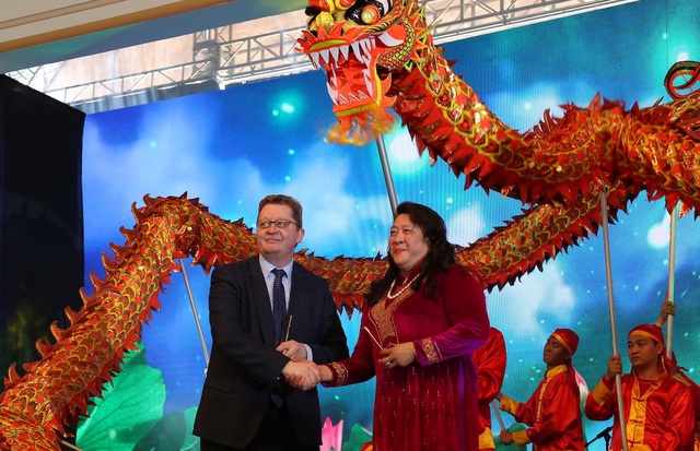 Sau thời gian dài đắp chiếu, dự án "sao xẹt" Happyland... thức tỉnh - 3 Tại buổi khởi công các hạng mục trọng điểm sáng 18/11, sự xuất hiện của bà Phan Thị Phương Thảo đã phần nào xoa tan những tin đồn trong thời gian qua.