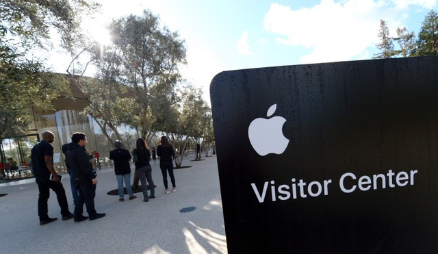 Trụ sở Apple Park chính thức mở cửa cho khách tới tham quan - 15 Hiện Apple vẫn chỉ giới hạn một khu vực nhất định dành cho khách thăm quan. Do vậy chúng ta vẫn chưa ngắm nhìn được toàn bộ khuôn viên khu vực với kiến trúc đồ sộ và vườn cây rộng lớn.