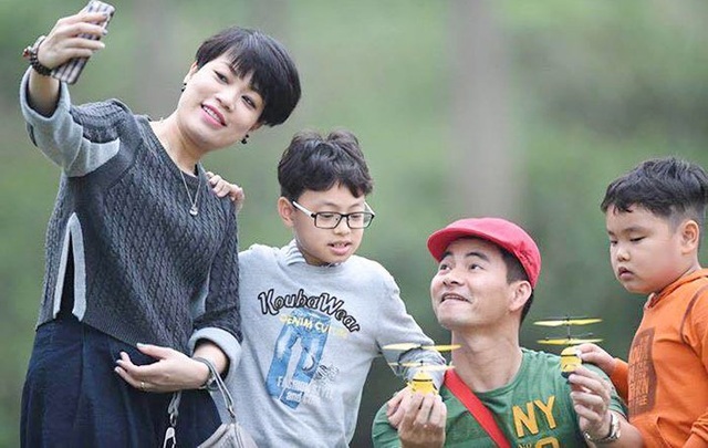 Vợ nghệ sĩ Xuân Bắc vừa khóc vừa bức xúc khi livestream - 3 Gia đình hạnh phúc của NSƯT Xuân Bắc và chị Nguyễn Hồng Nhung.