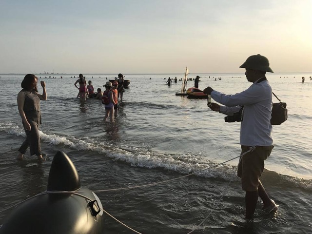 Phó nháy trải lòng khi bị smartphone lấy đi "miếng cơm, manh áo" - 8 Nhiều thợ chụp ảnh thậm chí còn sẵn lòng giúp khách chụp hình bằng ... smartphone vì chẳng có gì để làm.
