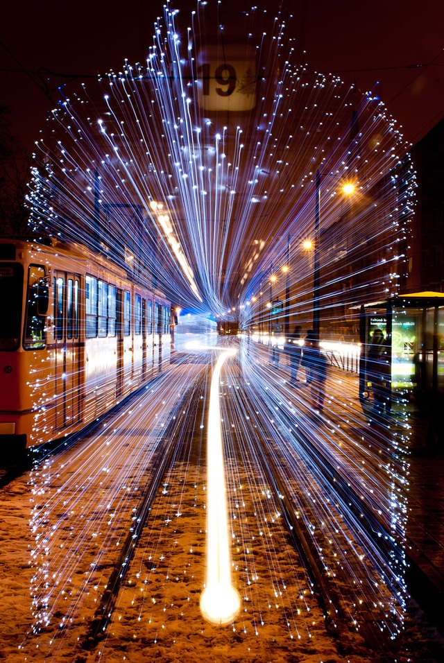 Ảnh phơi sáng chụp tại một ga tàu điện ở Budapest, Hungari với hơn 30,000 bóng đèn LED