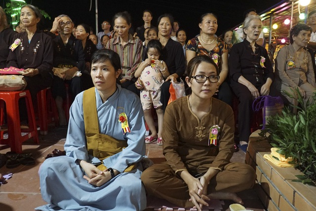 Đêm Vu Lan đặc biệt dành cho giới trẻ - 16
Dù màu hoa hồng cài trên áo có khác nhau với ý nghĩa còn cha mẹ hay cha mẹ đã khuất bóng, đối với mỗi Phật tử, lễ Vu Lan luôn mang lại cảm xúc đặc biệt, gợi nhắc công ơn lớn lao của đấng sinh thành.