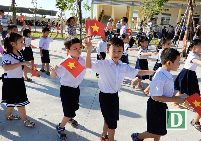 Ngộ nghĩnh bé lớp 1 trong ngày khai giảng - 3
Những bước chân đầu tiên bước vào ngày học đầu tiên ở trường tiểu học