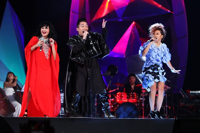 Diva Hồng Nhung nằm ngửa hát, Tùng Dương bật khóc trên sân khấu - 16
Thanh Lam- Tùng Dương- Hà Trần hát Hồ trên núi.