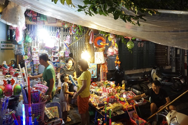 Chợ Trung thu phố cổ Hà Nội rực rỡ sắc màu - 15
Vào hôm trời mưa, chợ tan khá sớm. Những ngày thời tiết đẹp, chợ Trung thu phố cổ Hà Nội sẽ nhộn nhịp đến khoảng 23h.
