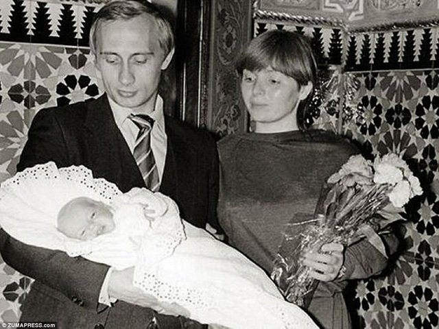 Ảnh hiếm của Tổng thống Putin thời trẻ - 12 Vợ chồng ông Putin chụp cùng con gái lớn Mariya Putina vào năm 1985.