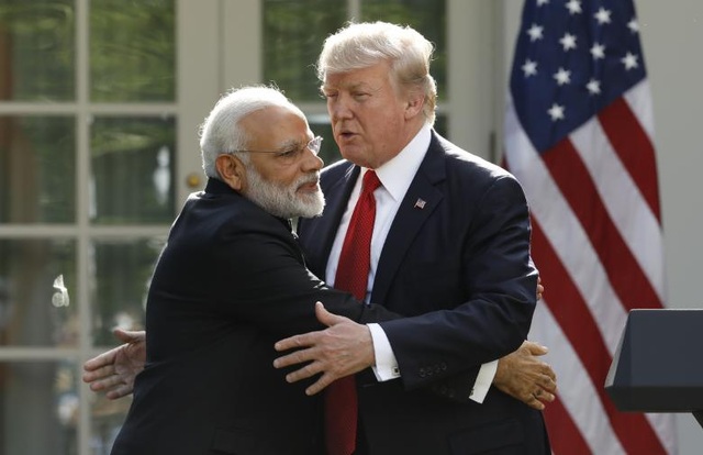 6 tháng đầu tiên đầy "sóng gió" của Tổng thống Trump tại Nhà Trắng - 14 Chiếc ôm “thân mật” giữa Thủ tướng Ấn Độ Narendra Modi và ông Trump tại Vườn Hồng ngày 26/6/2017. (Ảnh: Reuters)