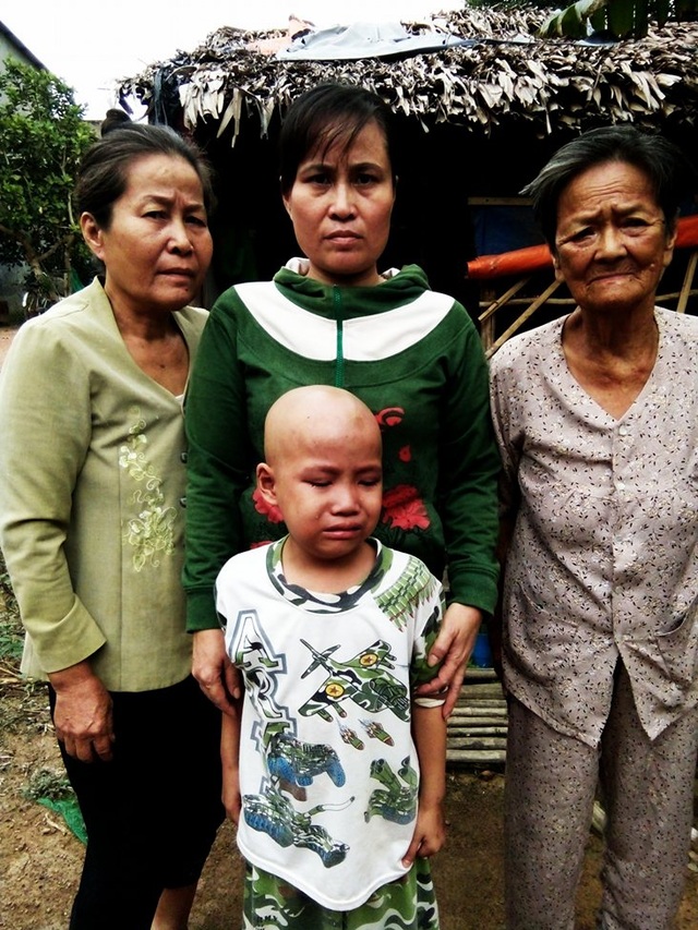 Cha nhẫn tâm bỏ đi biệt tích khi con trai phát bệnh ung thư máu - 2 Gia đình nghèo khổ này chỉ còn người phụ nữ trẻ là còn sức để làm việc, còn bà ngoại và bà cố của Nam hầu như không còn sức để lao động