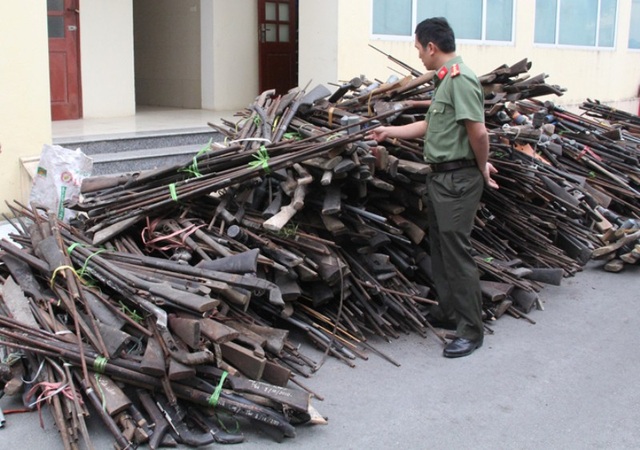 Tiêu hủy gần 3.000 khẩu súng tự chế - 1 Gần 3.000 khẩu súng săn tự chế, súng săm lếch, súng hơi nén cồn đã được thu giữ trong thời gian qua