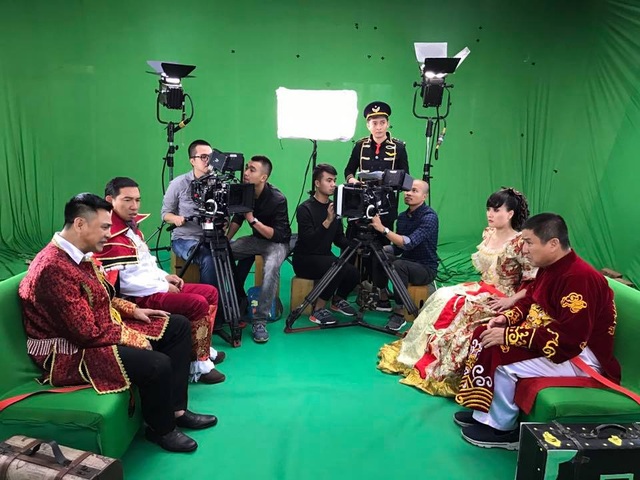 Táo Quân 2017: Các táo sẽ đi xe buýt nhanh lên chầu Ngọc Hoàng? - 3 Các Táo diện trang phục khác nhau và ngồi trên hai hàng ghế đối diện nhau kèm theo hành lí.