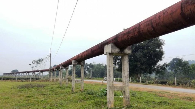 Nghệ An: Công trình thủy lợi tiền tỷ xây xong chờ ngày... phá hủy! - 12 Đường ống nằm cách mặt đất hơn 1,5m bởi 1 hệ thống chân trụ và bê tông cốt thép vững chắc