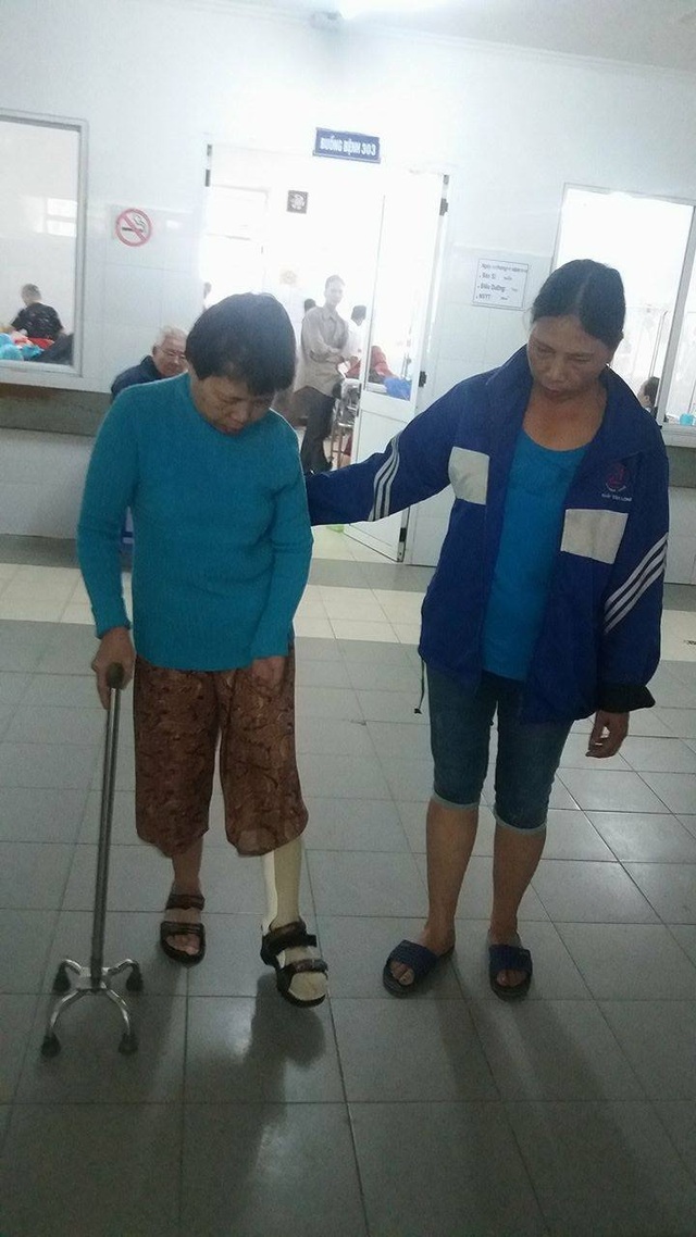 Gần 90 triệu đồng đến với bé gái 14 tuổi nguy kịch vì tai nạn giao thông - 2 Căn bệnh tai biến mạch máu não khiến cô Hải bị liệt nửa người, đi lại rất khó khăn dù đã dùng nạng