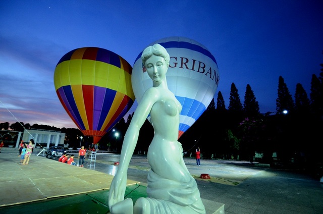 Người dân Sài Gòn du xuân bằng… khinh khí cầu - 15 Ngày mùng 3 & 4, diễn ra “Night Glow_ Đêm ánh sáng khinh khí cầu_”vào lúc 20h30 – 21h00 với phần trình diễn thổi lửa khinh khí cầu theo nhịp điệu âm nhạc sôi động của các DJ.