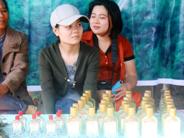 Quảng Nam: Tưng bừng khai hội dinh Bà Chiêm Sơn - 16
Dầu tràm.