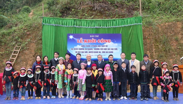 Khởi công xây dựng 3 phòng học Dân trí tại Hà Giang - 16
Sau lễ khởi công này, chỉ 2 tháng nữa thôi, 3 phòng học Dân trí khang trang, sạch đẹp sẽ được khánh thành và đưa vào sử dụng để thay cho các phòng học tạm bợ trước đây