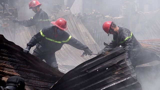 Vụ cháy công ty nhựa ở TPHCM: Hàng chục hộ dân phải "màn trời chiếu đất" - 17 Hiện trường khá nguy hiển khi lổm chổm những tấm tôn sắt bén…