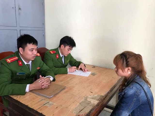 Thanh Hóa: Phát hiện nhiều vụ đưa lao động sang Trung Quốc làm việc trái phép - 1 Công an huyện Quảng Xương đang gọi hỏi, răn đe và tuyên truyền, vận động một số công dân xã Quảng Nham không xuất cảnh trái phép